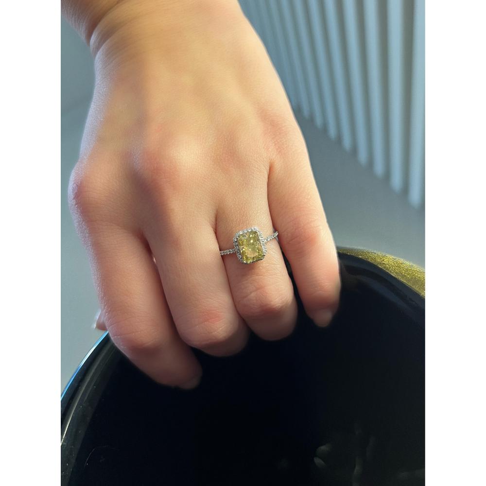 Anel Moissanite Yellow com diamantes